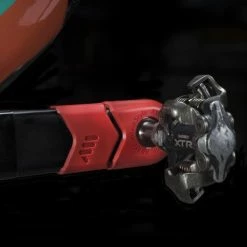 AMS - All Mountain Style Crank Defender - Protège-manivelle - Noir -Magasin De Vélo AMS Crank Defender Red INSTALLED close xweb 1024x10244J7OBMzeytrva